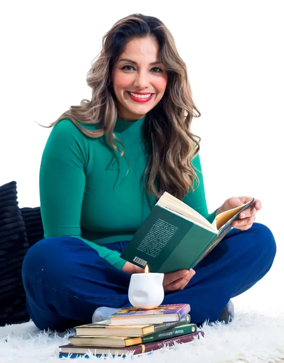 Cristina Gómez leyendo un libro, sentada con las piernas cruzadas
