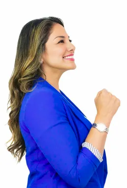 Cristina Gómez de perfil, con chaqueta azul